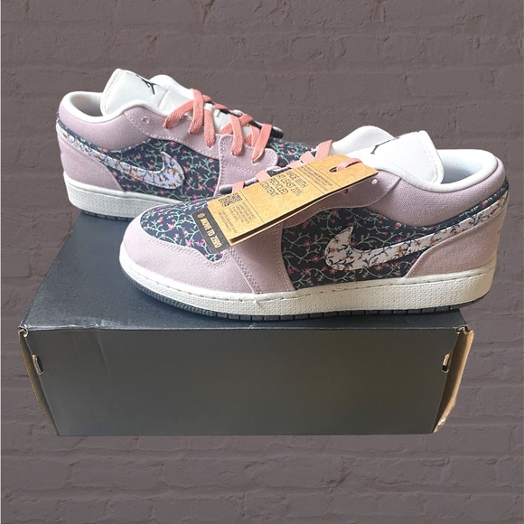 Nike Air Jordan 1 Low SE Floral Kid's Size 7Y Sneakers FJ3445-001 - Picture 2 of 7